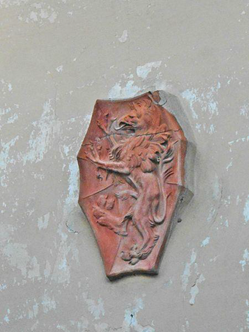  Lo stemma Martelli posto sulla facciata della villa di Fognano